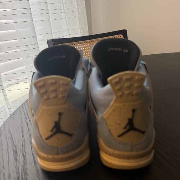 Jordan 4 Retro GS “University Blue” Size 4Y - Picture 5 of 5